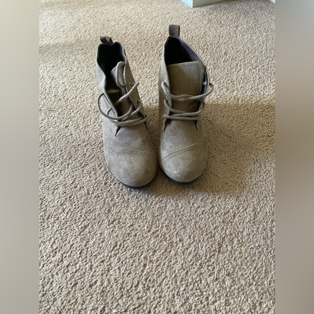 Attention women’s booties size 7